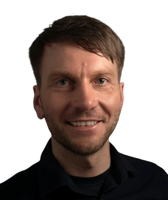 Fabian Günther lächelt in die Kamera – Pianist und Musikproduzent aus Leipzig