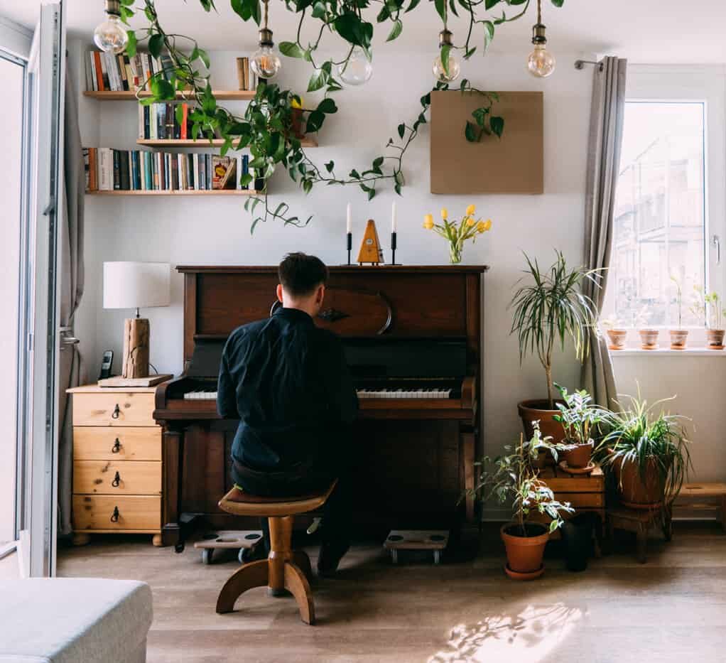 Fabian Günther – Live Klaviermusik in Leipzig Fabian Günther sitzt am Klavier in seinem Tonstudio in Leipzig