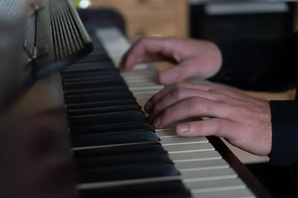 Fabian Günther spielt Klavier in der Leipziger Innenstadt. Authentische Straßenmusik mit Gefühl, live und aus dem Moment heraus.