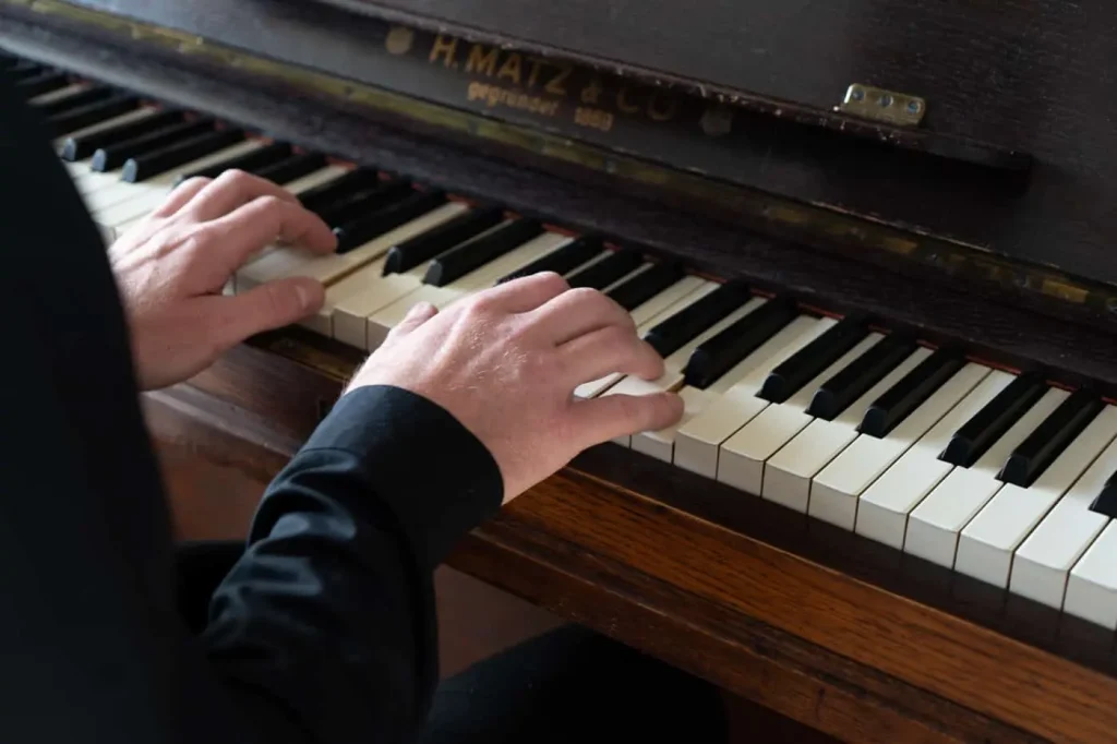 Fabian Günther während eines Live-Auftritts in Leipzig. Klavier, Gesang und Improvisation in echter Bühnenatmosphäre.